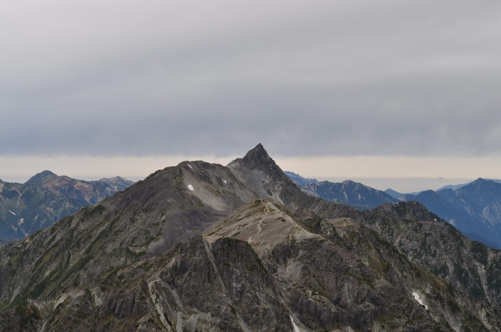 北アルプスを代表する山の一つの槍ヶ岳。急峻である。手前は大キレット。