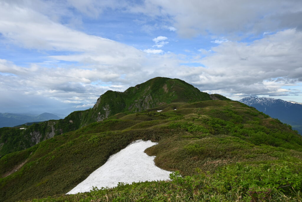 笹平から見た雨飾山山頂