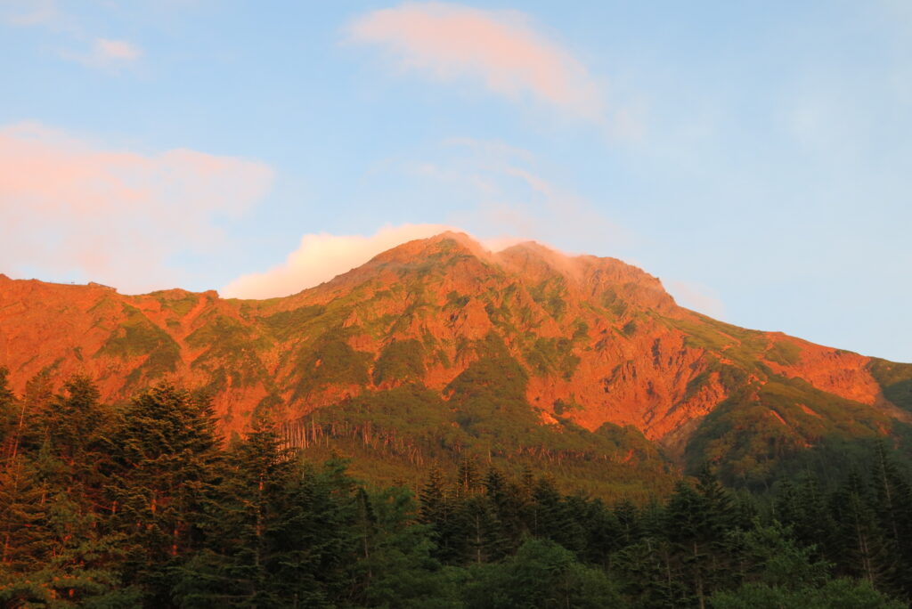 八ヶ岳の最高峰赤岳が夕日で更に赤くなっています。