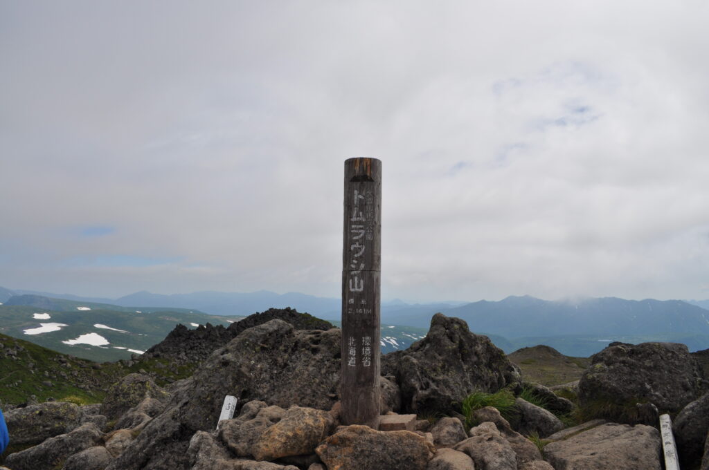 トムラウシ山頂。360度の視界があり、大雪山、十勝岳が見える。
