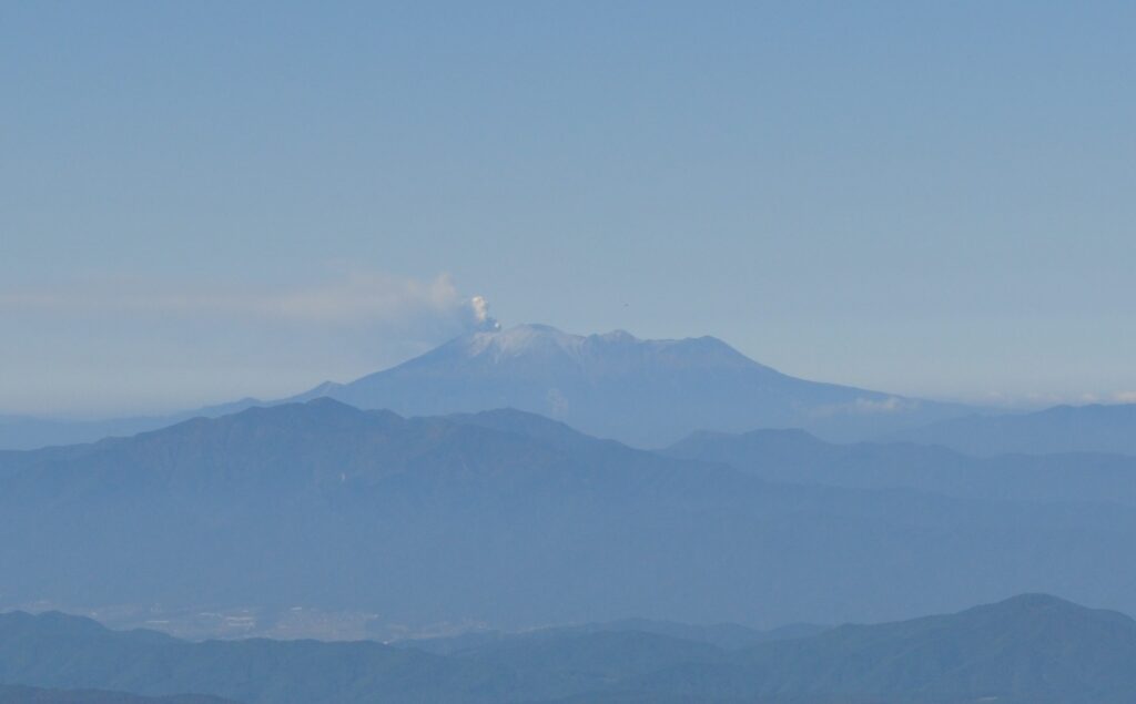 八ヶ岳から見えた御岳山噴火。噴煙が左側（南）へ流れている