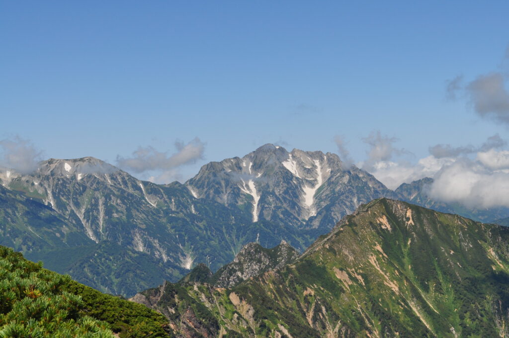 蓮華岳山頂付近から望む剱岳