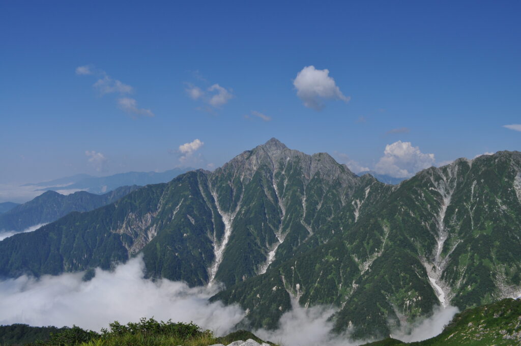 奥大日岳（200名山）から見る剱岳。別山乗越－奥大日岳ー大日岳ー称名滝のコースはお薦めです。