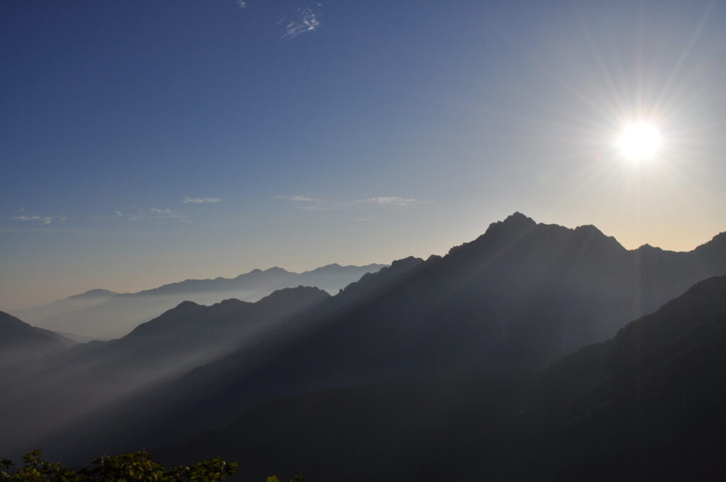 大日岳からの剱岳。朝日を受けての逆光写真。