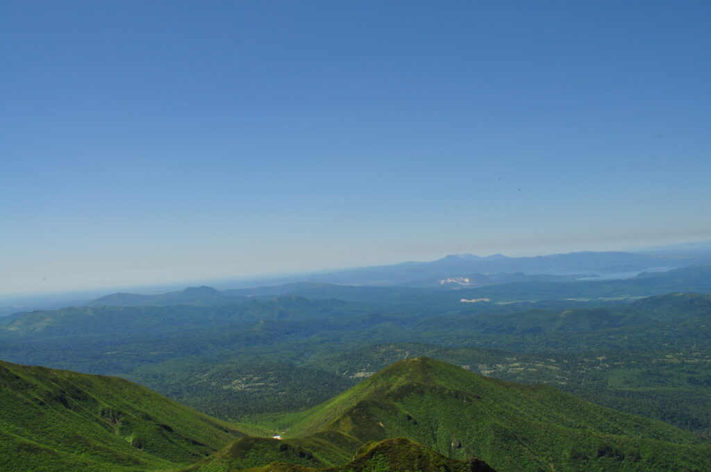 斜里岳山頂から摩周湖（左）と屈斜路湖（右）が見えました。