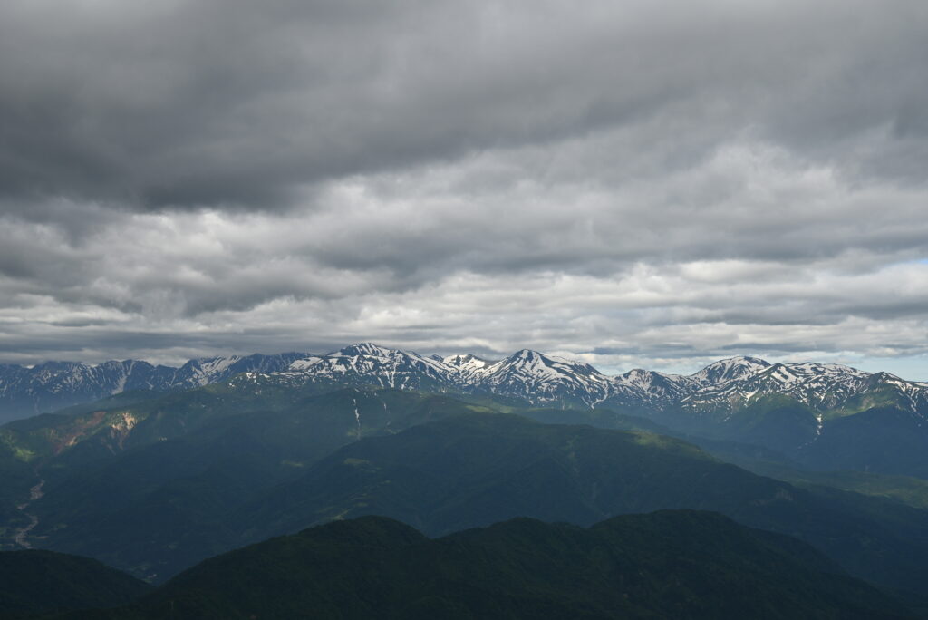 雨飾山山頂から北アルプスを望む。