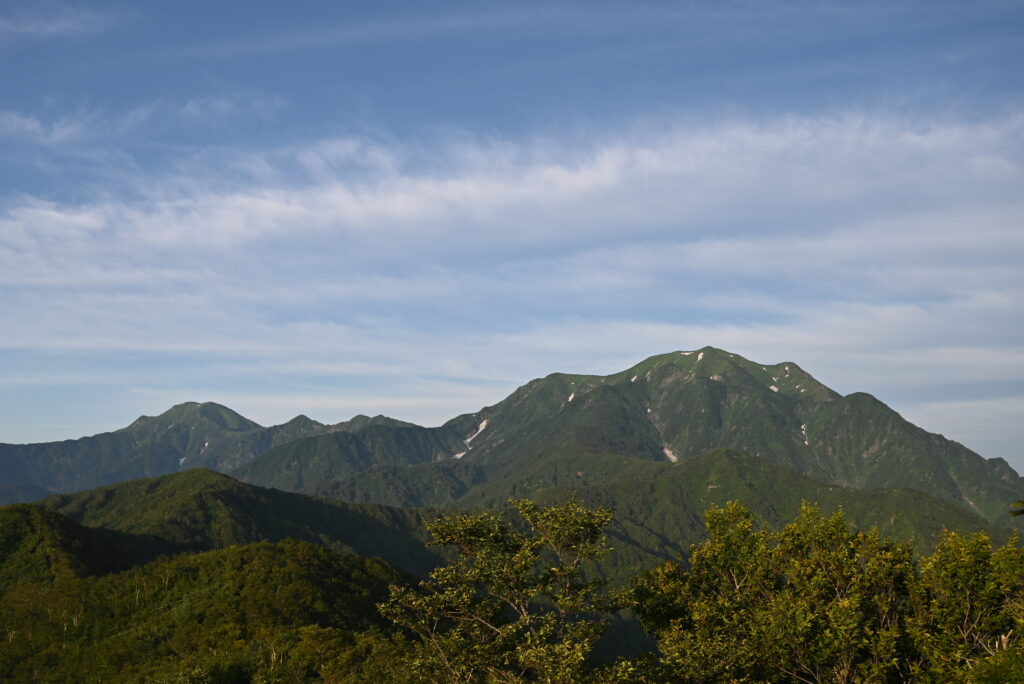 登山道から見る越後駒ケ岳（右）と中ノ岳（左）