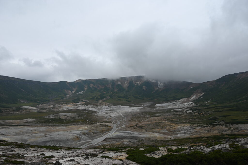 御鉢平。安達太良山の沼ノ平を巨大にしたような印象を受けました。縦走中に長時間見ることができます。