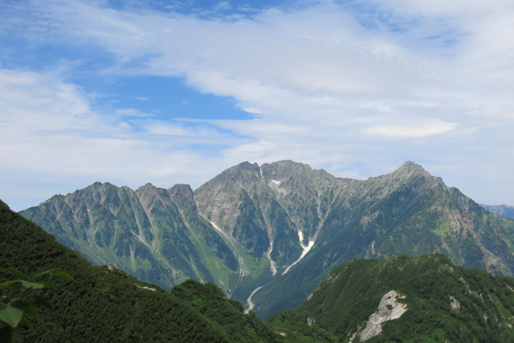 霞沢岳手前のK1からの見る穂高連峰。右は前穂高岳、真ん中が奥穂高岳、左に西穂高岳。