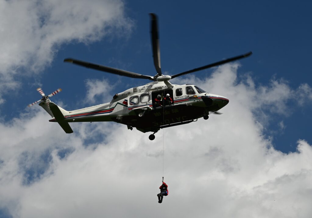 岩手山の下山途中で、熱中症で動けなくなった人を救助するためにヘリコプターが飛んできました。