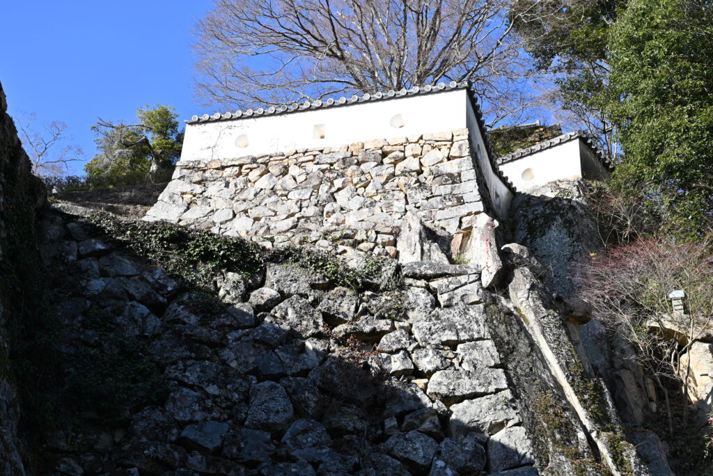 備中松山城の追手門跡の北側の石垣。NHKの大河ドラマ真田丸のオープニングで使われていました。