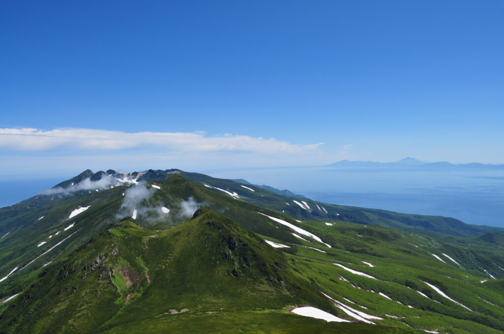 羅臼岳山頂からの知床連山と国後島の眺望