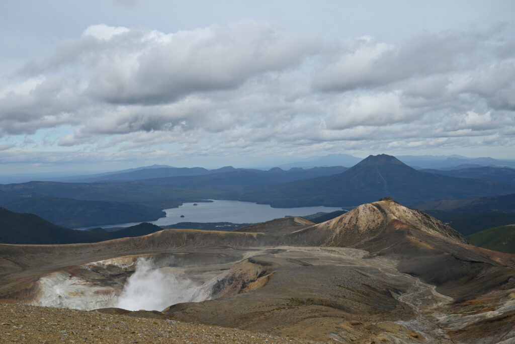 雌阿寒岳山頂からの雄阿寒岳と阿寒湖の眺望　深田久弥は火山活動のため、雌阿寒岳には登らず、雄阿寒岳に登っています。