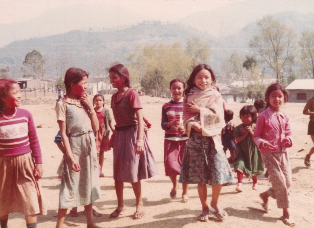 この日（1983年3月28日）はホーリーというヒンズー教の祭りで、子供たちは赤い粉をかけあっていた。
