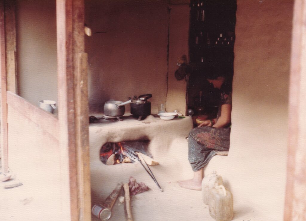 宿屋の台所。一日中火が付いていて、やかんがかかっている。ここはネパール人がよく休憩所に使っていた。このおばさんは計算ができない。