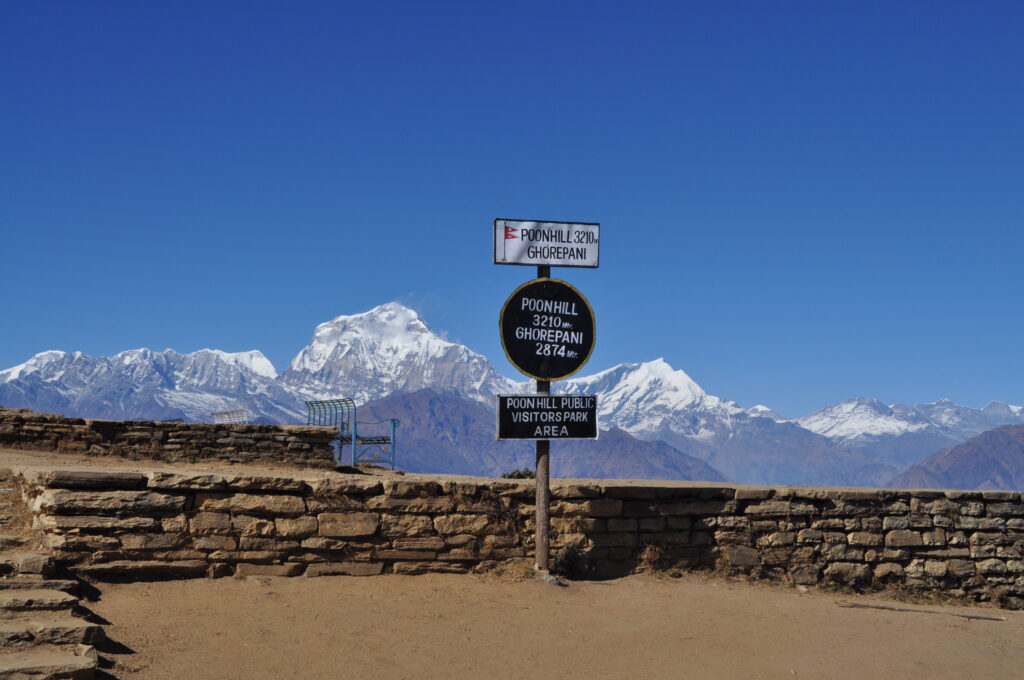 プーンヒル　アンナプルナやダウラギリなどのヒマラヤの山々が見渡せる観光スポット　写っている一番高い山はダウラギリ8171m