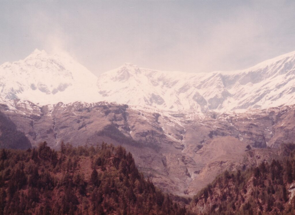 左の山はダウラギリ（8167ｍ）
