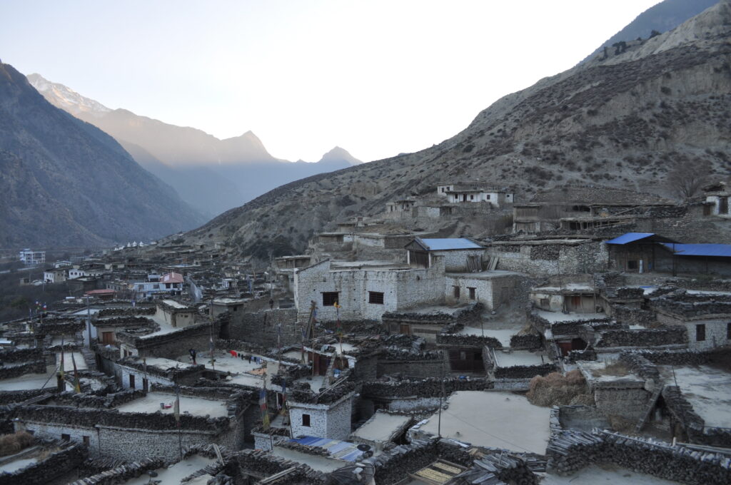 マルファの家並み　お寺への階段の途中から望む。ずっと見ていても飽きないほど、チベットの雰囲気が濃厚な家並みだった。