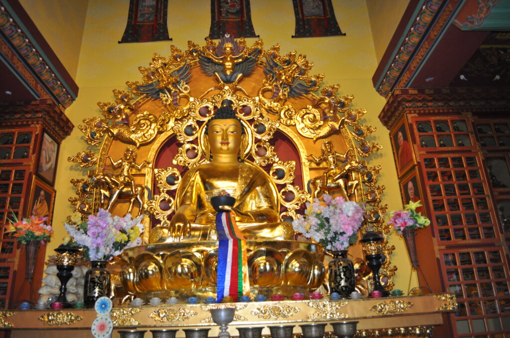 新しいゴンパの大きな仏陀