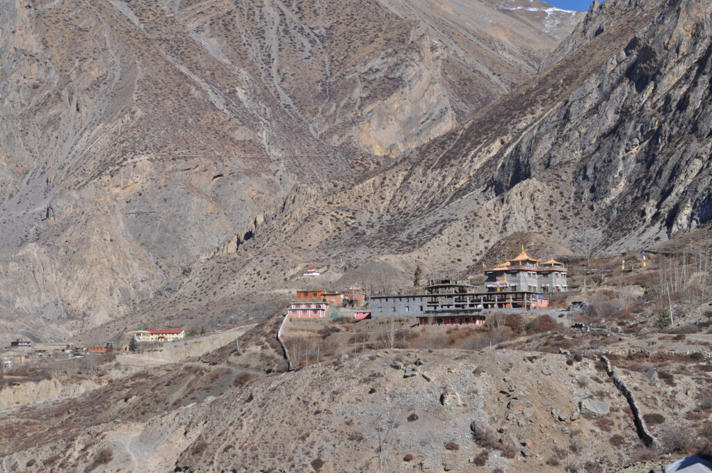ムクティナートの寺院群　チベット仏教とヒンズー教徒の聖地。ホテルや土産物屋街よりも高いところにある。富士山より高い所なので、息がきれる。
