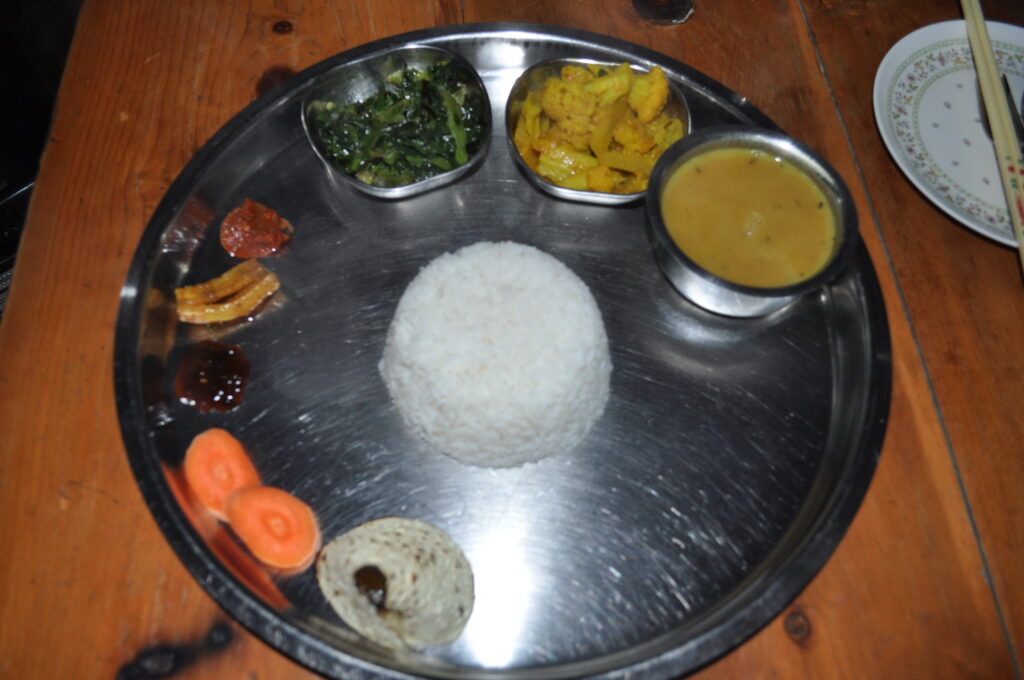 ダルバート（ネパールの定食）　ご飯と小皿のおかずはお代わり自由