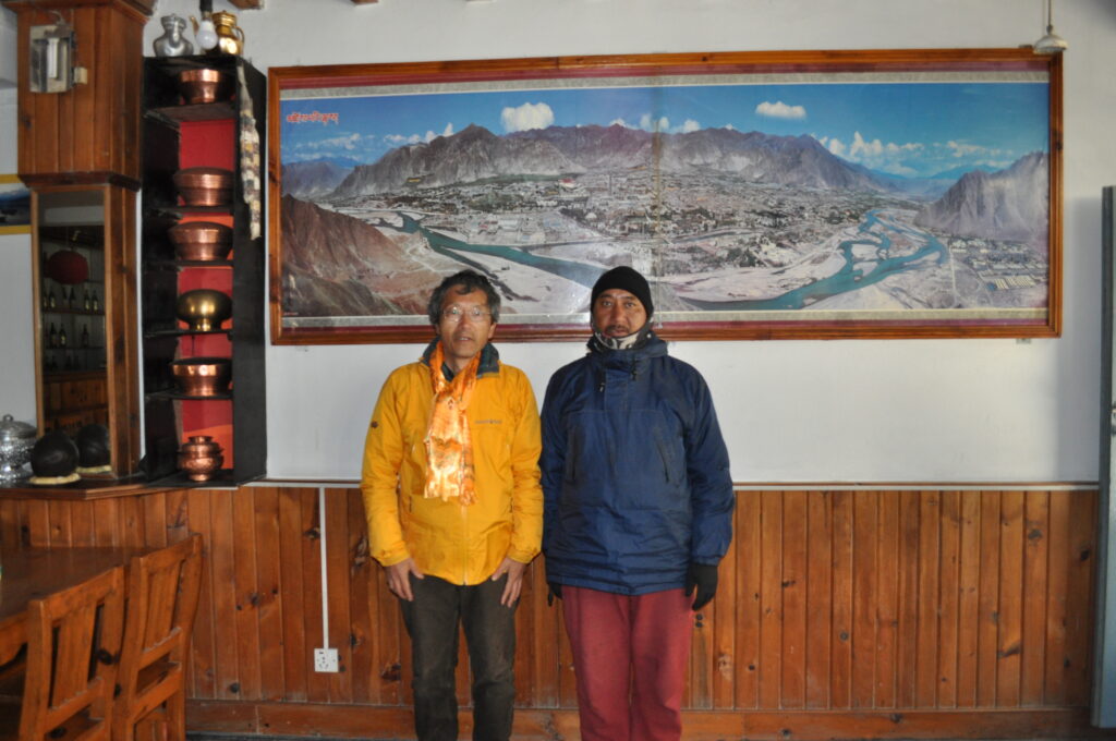 ホテルスノウランドの主人（36年前に会ったおかみの息子）と　バックの写真は中国との国境の街のムスタン（訪れるには特別な許可証が必要）　