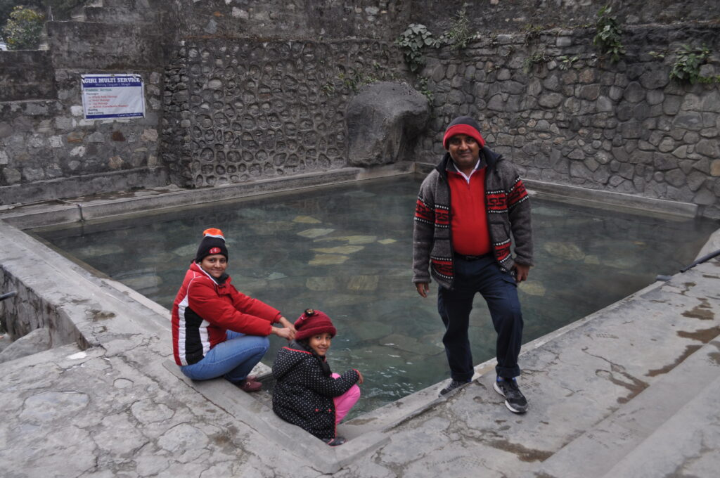 タトパニにて　インド人の家族は温泉が珍しいようで、興味津々で見学していた。