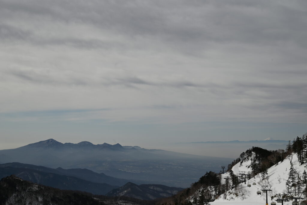 リフト終点付近から赤城山と富士山（右端）を望む