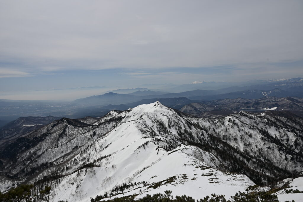 武尊山山頂から見た剣ガ峰　遠くに小さく写っている雪山は浅間山