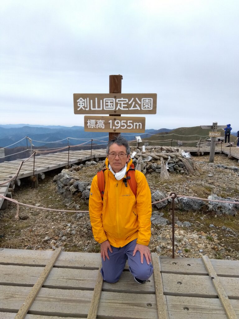 剣山山頂。百名山の山頂写真で、唯一ここだけなかったので、写真を撮るために訪れました。2023年4月