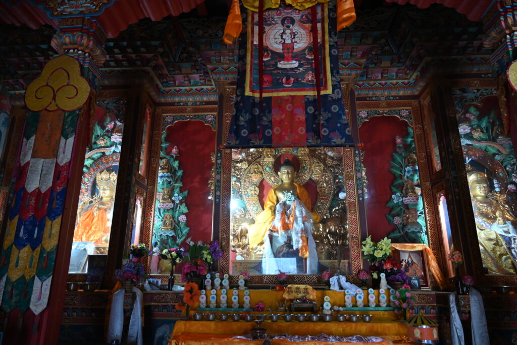 アッパーピサンのゴンパの仏像（
左から、観音菩薩、仏陀、リンポチェ）