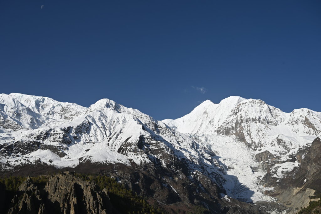 マナンからガンガプルナ（右）を望む。アンナプルナⅢ峰は左の山の奥にあって、見えない。