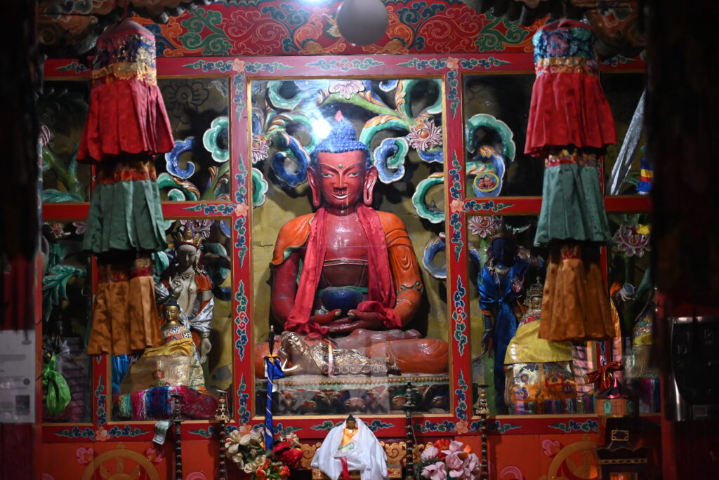 ゴンパの中心仏の阿弥陀如来。無限の光を放って人々を救済するので、チベットでは赤色をしています。