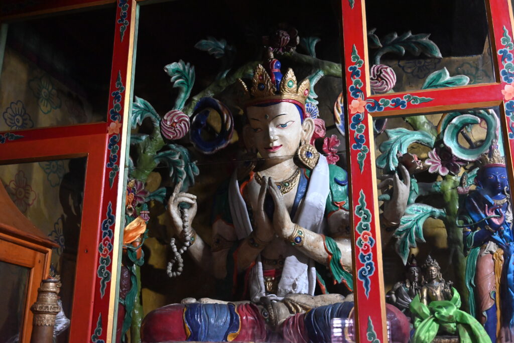 ゴンパの中心仏阿弥陀如来の左に安置されている観音菩薩