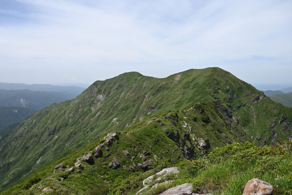 茂倉岳（左）と一ノ倉岳