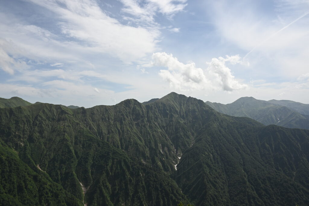 茂倉岳からの下りの途中からの万太郎山