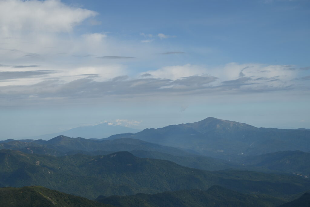 朝日岳頂上から北方に見える月山（右）と鳥海山（左奥）