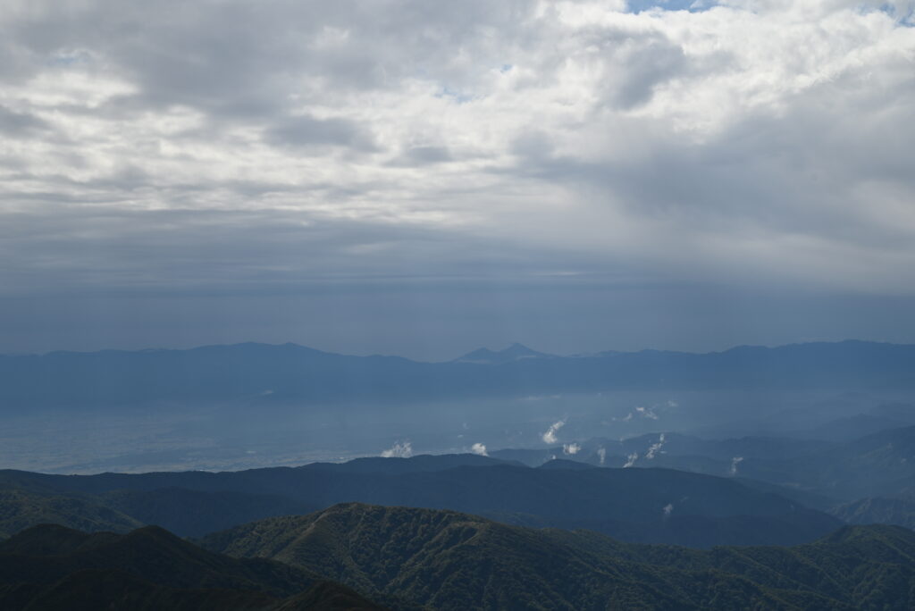 朝日岳頂上から南方に見える磐梯山と思われる山